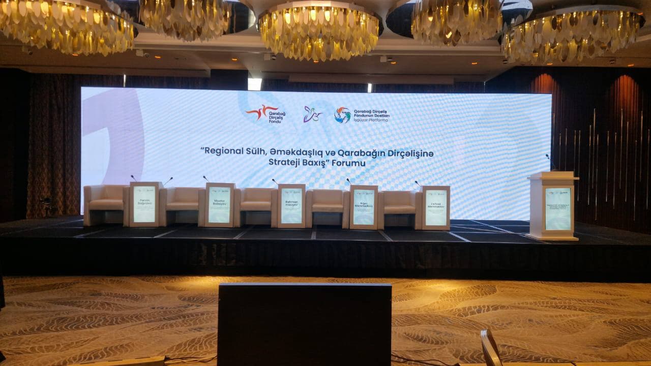 Müasir ofisdə peşəkar işgüzar görüş